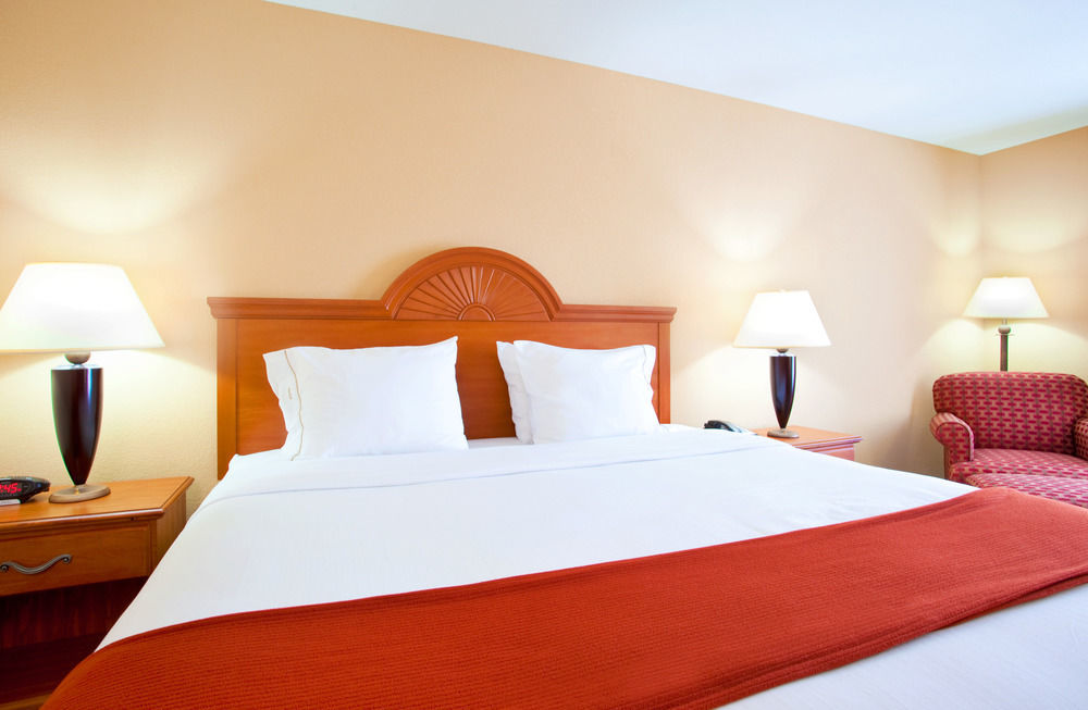 Holiday Inn Express Mineral Wells By Ihg Parkersburg Buitenkant foto